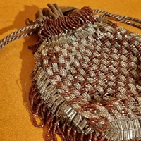 sølvfarvet-brun-perletaske-moenstre-frynser-antik-posetaske-aftentaske